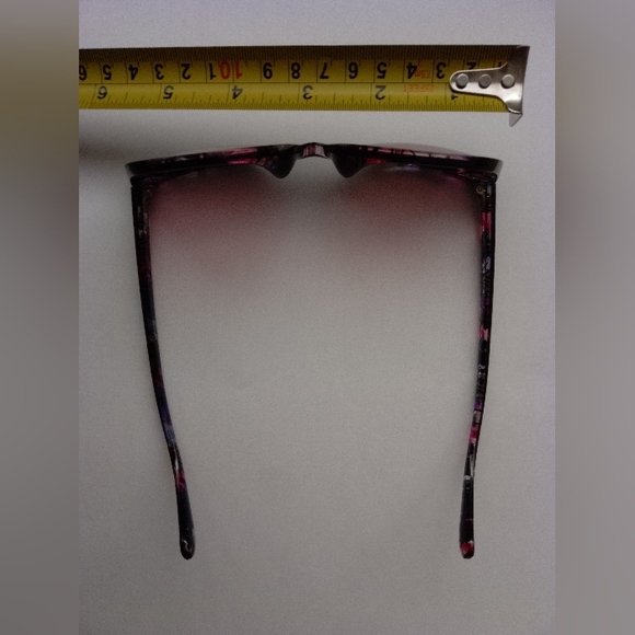 Cateyes  shape Sunglasses like new - Picture 5 of 8